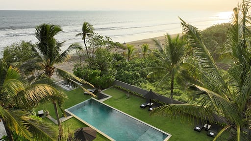 Black Beach Villa Schwimmbad