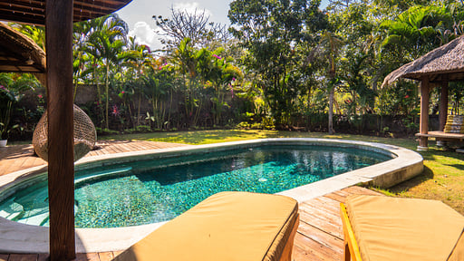 Breezy Emerald Villa Zwembad