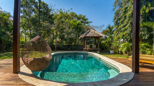 Breezy Emerald Villa Zwembad