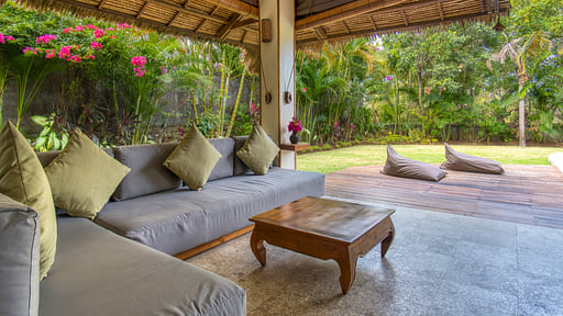 Breezy Emerald Villa Woonkamer