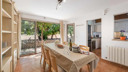 Can Cama Rotja Обеденная зона