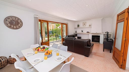 Can Mir Ruth Dining area