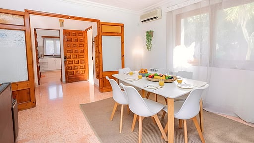 Can Mir Ruth Dining area