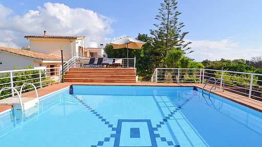 Can Nina Бассейн