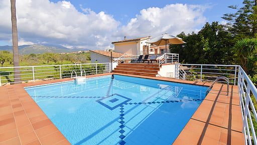 Can Nina Бассейн