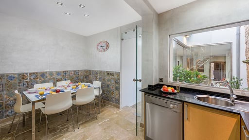 Casa Cherries Dining area