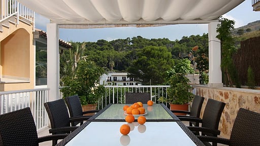 Casa Stone Blue Dining area