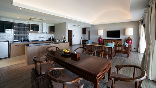 Celes Tropical Suite Dining area