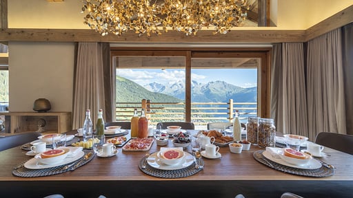 Chalet Calima Dining area