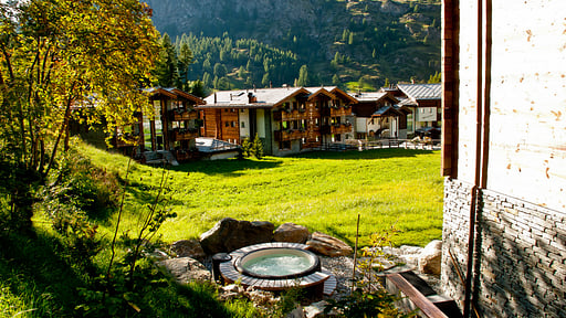 Chalet White Pearl Jacuzzi
