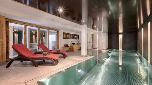 Chalet White Pearl Swimming pool