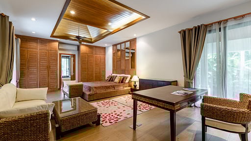 Champagne Villa Bedroom 1