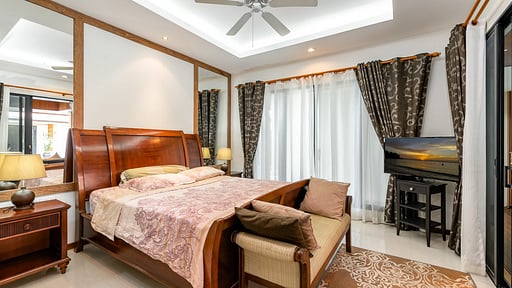 Champagne Villa Bedroom 3