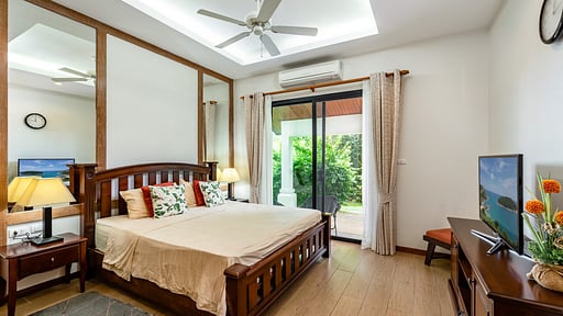 Champagne Villa Bedroom 4