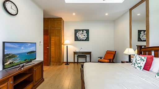 Champagne Villa Bedroom 4