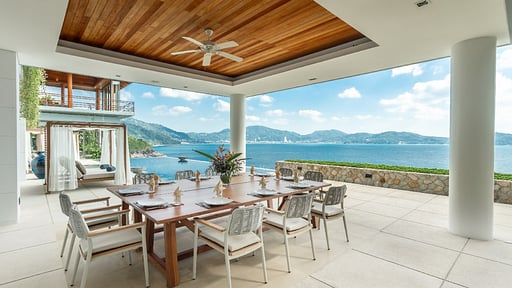 Villa Chelay Dining area