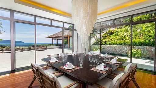 Villa Chelay Dining area