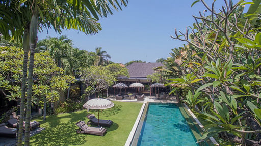 Chimera Villas Swimming pool 3