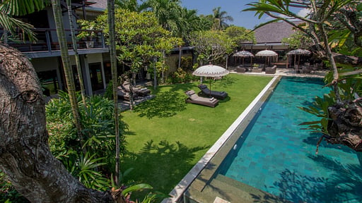 Chimera Villas Swimming pool 3