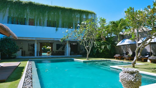 Chocolat Villas Swimming pool 1