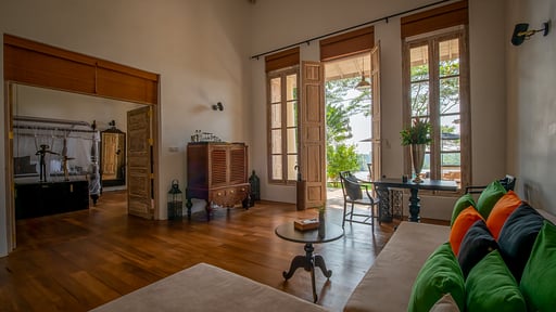 Colonial Mansion Salon