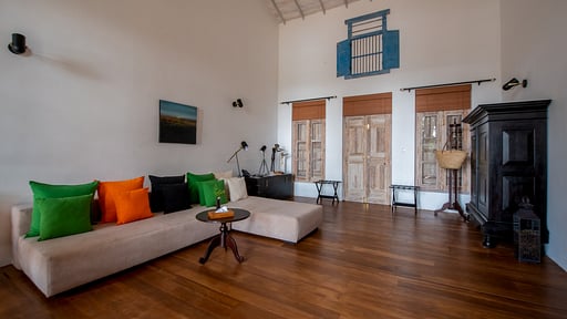 Colonial Mansion Salon