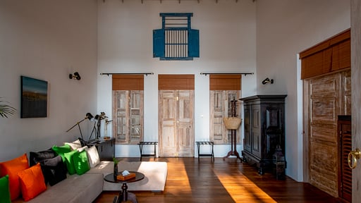 Colonial Mansion Salon