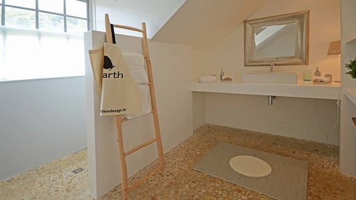 Colony Club Apartment Bedroom 1