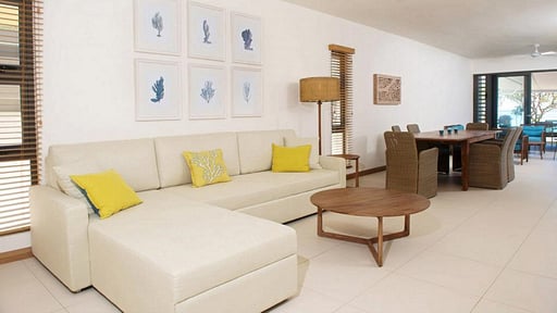 Coral Bay Beachfront Apartment Wohnbereich 1