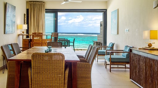 Coral Bay Beachfront Apartment Essecke
