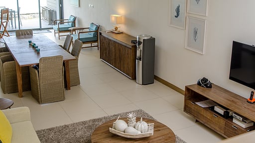 Coral Bay Beachfront Apartment Wohnbereich 1