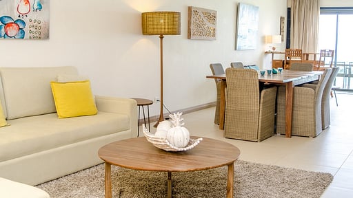 Coral Bay Beachfront Apartment Wohnbereich 1