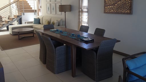 Coral Bay Beachfront Apartment Essecke
