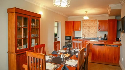 Cotswold Stone Cottage Dining area