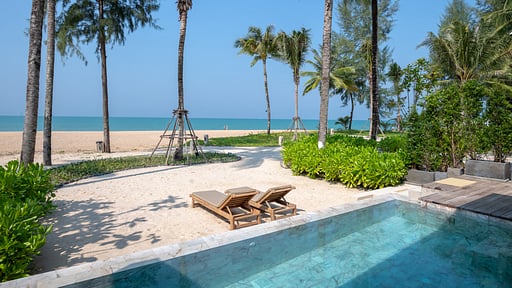 Devasom Beachfront Villa Schwimmbad