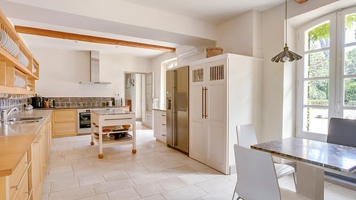 Domaine Art et Vin Kitchen