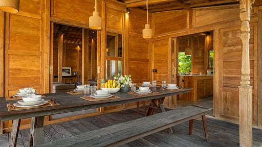 Eccica Villa Dining area