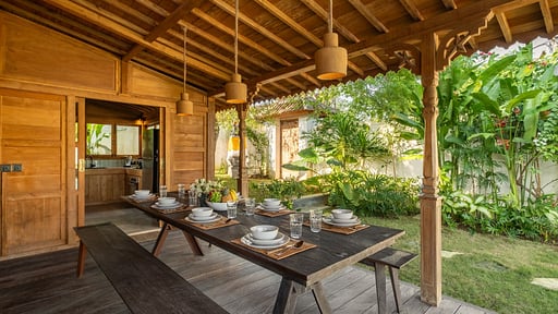 Eccica Villa Dining area