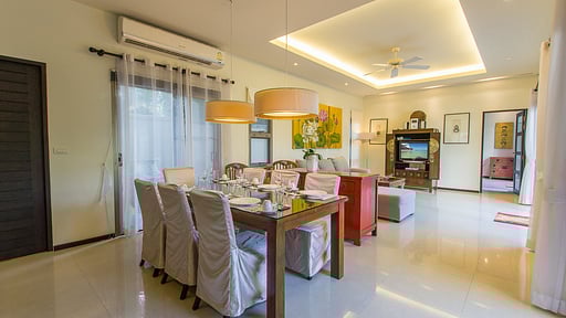 Emerald Villa Dining area