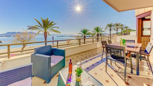 Emma Beachfront Apartment Terrace/Veranda