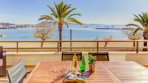 Emma Beachfront Apartment Dining area