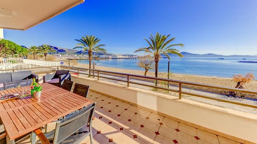 Emma Beachfront Apartment Dining area