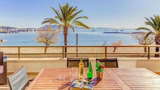 Emma Beachfront Apartment Dining area