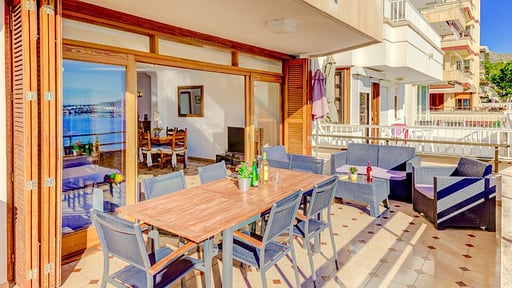 Emma Beachfront Apartment Dining area