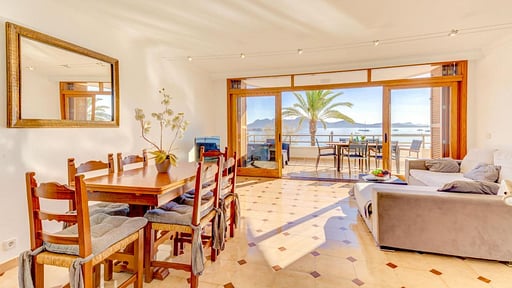 Emma Beachfront Apartment Dining area