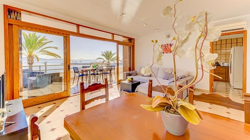 Emma Beachfront Apartment Dining area