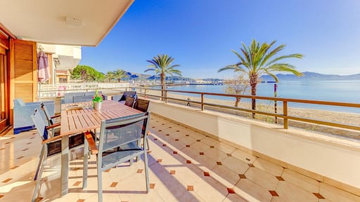 Emma Beachfront Apartment Dining area