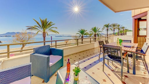 Emma Beachfront Apartment Terrace/Veranda