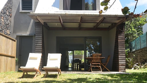 Eolia Beachfront Villa Terrace/Veranda