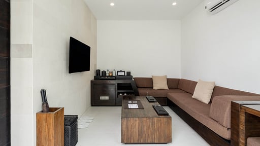 eqUILIBRIA Pool Villa Salon